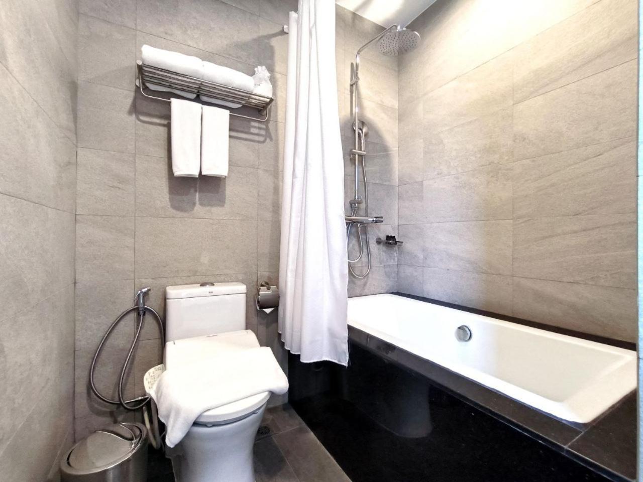 The View Serviced Residence 豪景日式酒店公寓 Phnom Penh Esterno foto