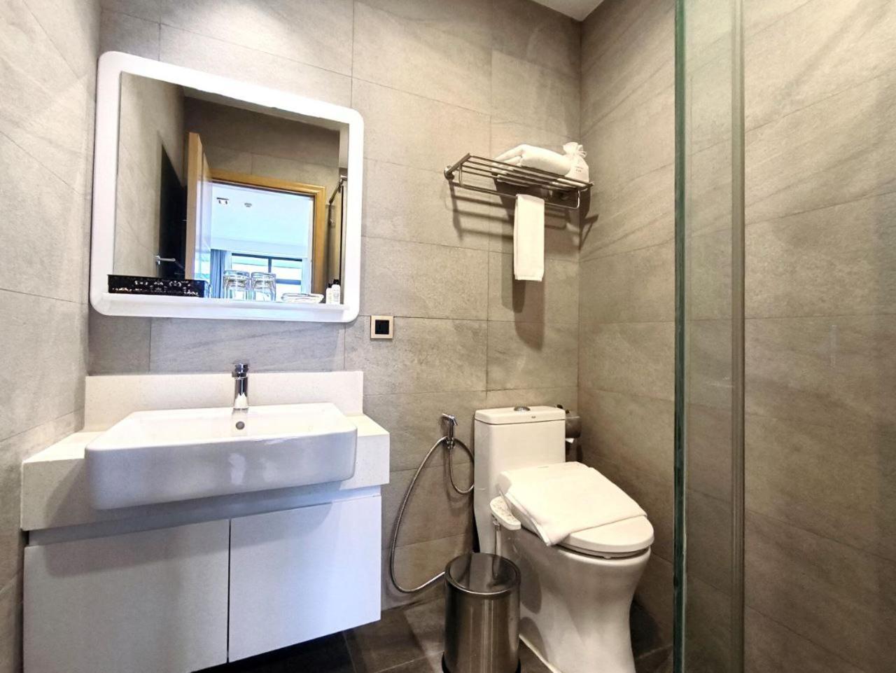 The View Serviced Residence 豪景日式酒店公寓 Phnom Penh Esterno foto
